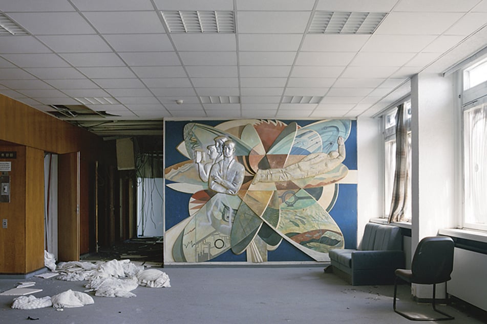 Vier solcher Reliefs befanden sich einst am Leipziger Standort von Robotron. Heute steht an der Stelle die Filiale der Sächsischen Aufbaubank SAB.