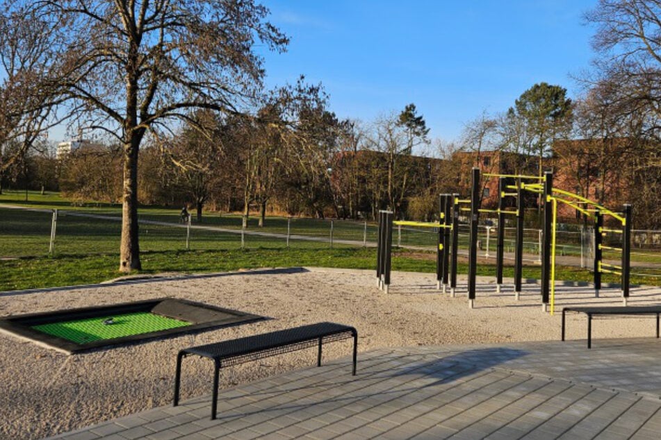 Ein Boden-Trampolin rundet das Angebot auf dem neuen Erlebnisspielplatz im Johannes-Giesberts-Park ab.