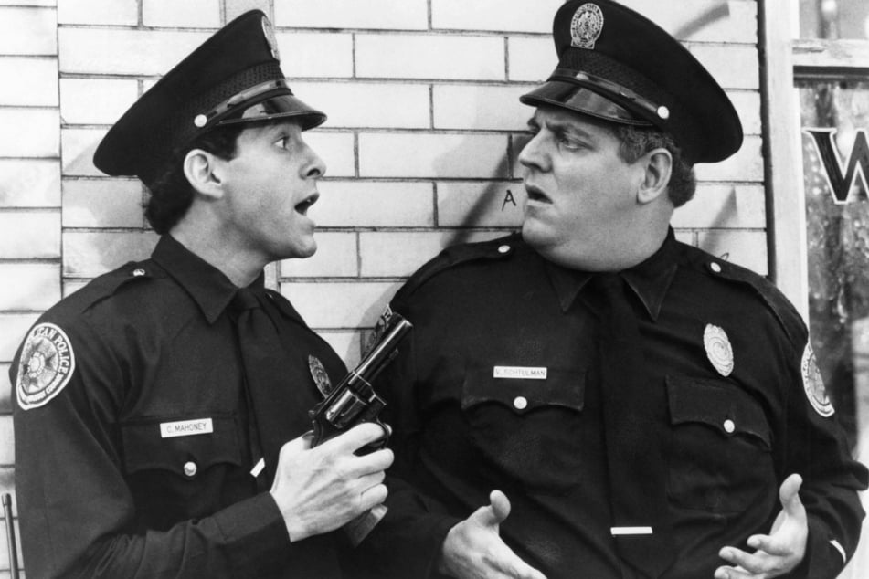 Peter Van Norden (r.) ist im Alter von 75 Jahen verstorben. Hier zu sehen als "Vinnie Schtulman" in "Police Academy 2 - Jetzt geht's erst richtig los (1985)" an der Seite von Carey Mahoney (Steve Guttenberg).