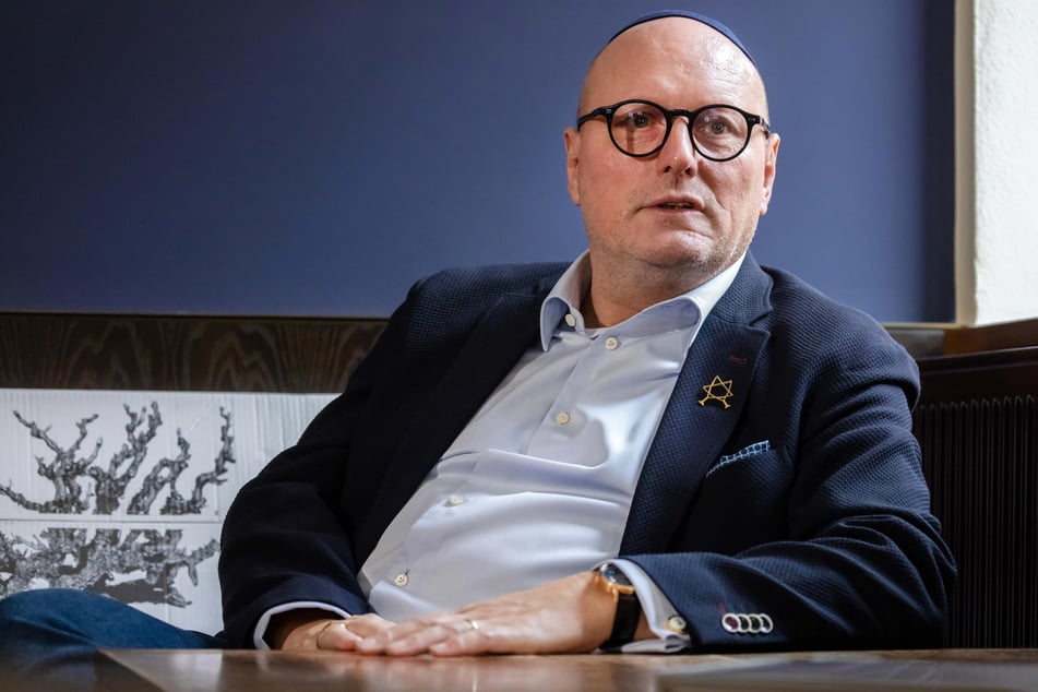 Uwe Dziuballa (59) in seinem jüdischen Restaurant "Schalom".