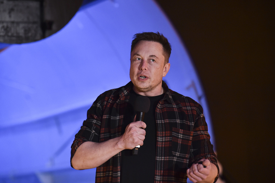 Elon Musk spricht bei einer Veranstaltung.