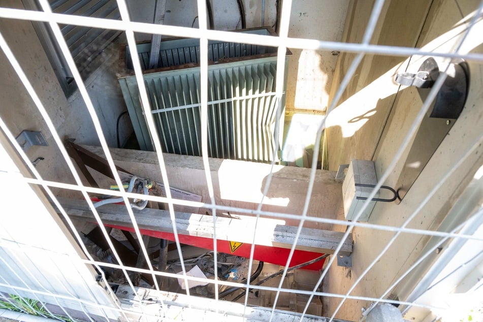 Die Täter bereicherten sich an Kabeln, Elektroteilen sowie einer Schaltanlage.