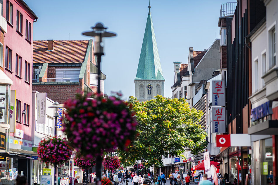 Ein Blick in die Fußgängerzone und der Pauluskirche - in Hamm. In der Stadt gab es zuletzt viele Corona-Neuinfektionen.