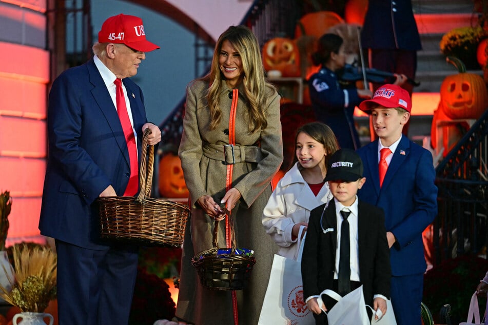 President Donald Trump (l.) and First Lady Melania Trump met with their doppelgängers while handing out candy to trick-or-treaters at the White House.