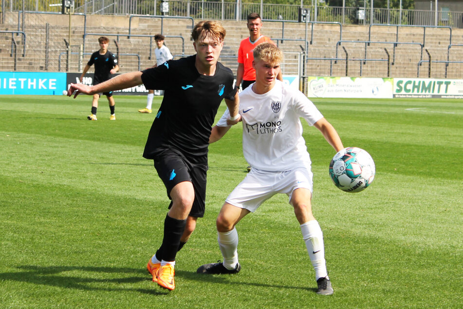 Der österreichische U17-Nationalspieler Benedikt Huber (17, v.-l.) musste sich gegen Babelsberg gehörig strecken.