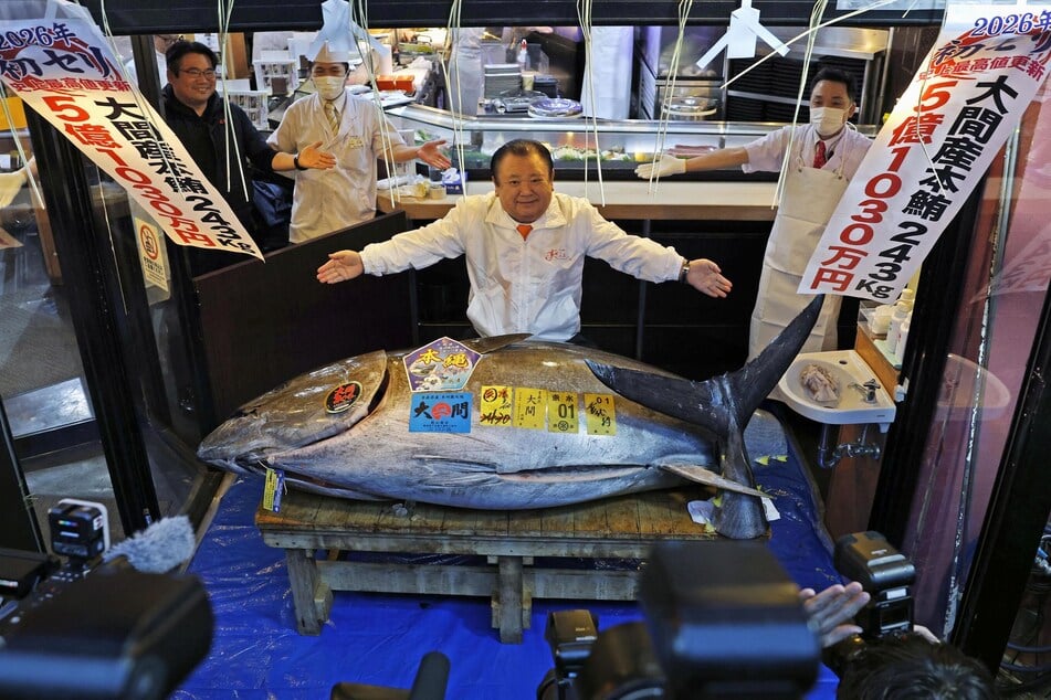 73letý Kiyoshi Kimura si plně zaslouží svůj neoficiální titul „král tuňáka“ z Japonska. V pondělním ránu sáhl hluboko do kapsy, aby si pro svou místní restauraci přikoupil rekordního tuňáka.