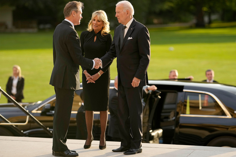 Joe Biden (79, M.) und seine Frau Jill (71) erreichten am Abend den Buckingham Palace.