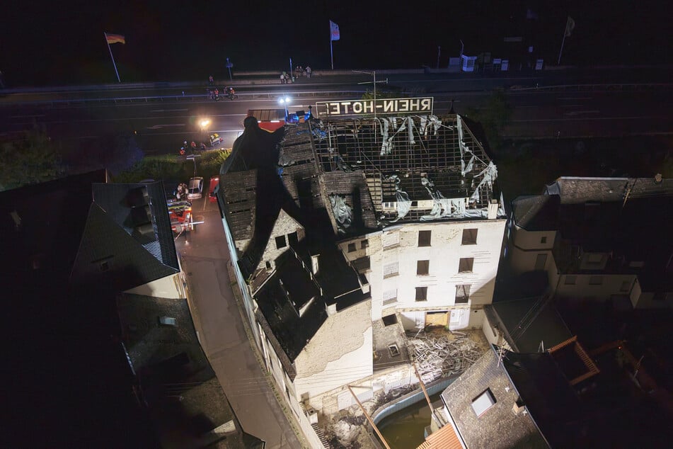 Das Dach an einem Gebäudeteil des ehemaligen Hotels in Boppard ist nahezu vollständig eingestürzt.