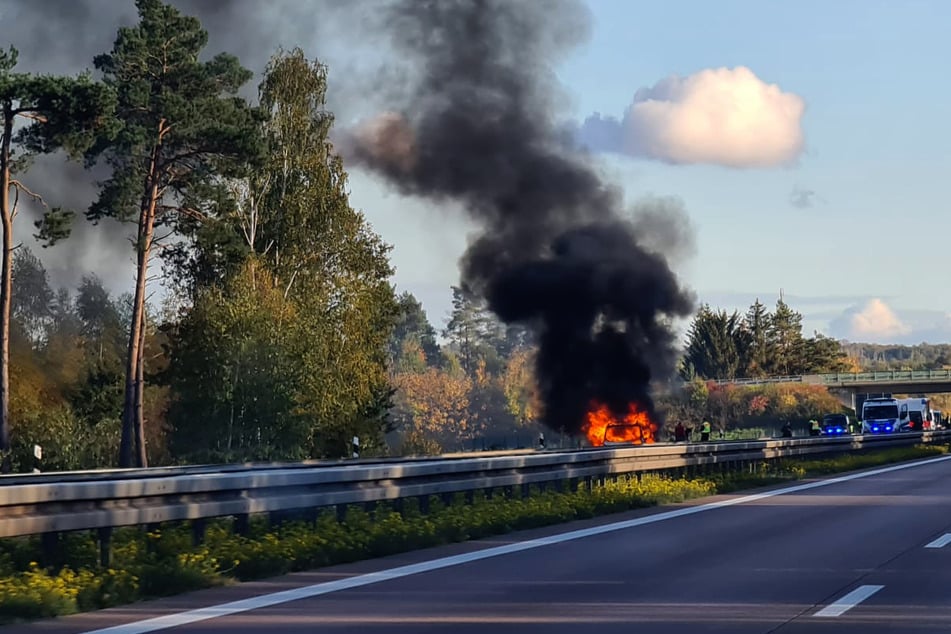 Leipzig: Stau auf der A14: Auto geht plötzlich in Flammen auf!