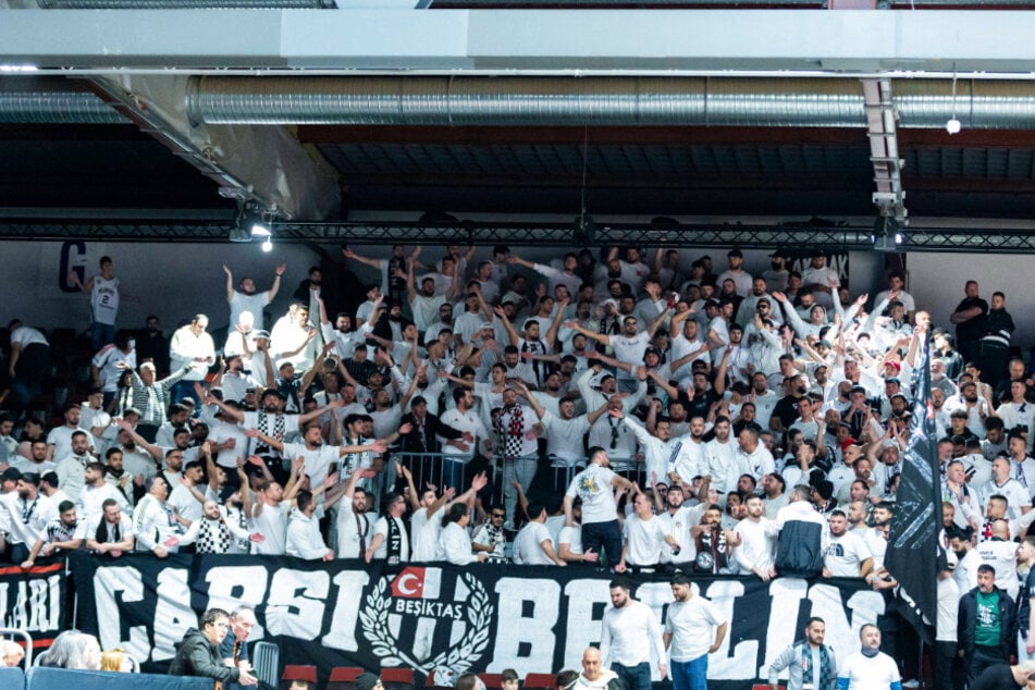 Über 500 Fans feuerten Besiktas Istanbul an.