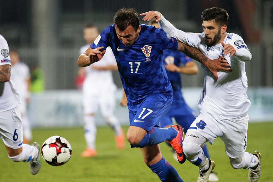 "Gattuso" wie er leibt und lebt: Fanol Perdedaj (r.) absolvierte sieben Länderspiele für den Kosovo. Hier beackert er Kroatiens Star Mario Mandzukic. Pederdej steht sinnbildlich für den herausragend guten Kader der Saarbrücker.