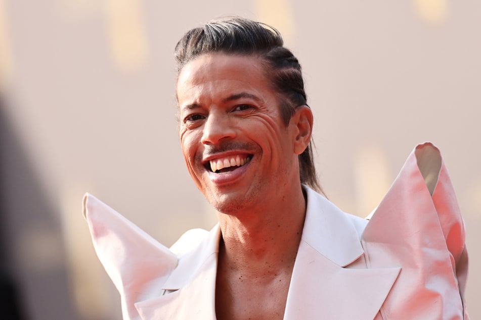 Jorge González (58) brachte zu seinem Outing seinen Partner mit.