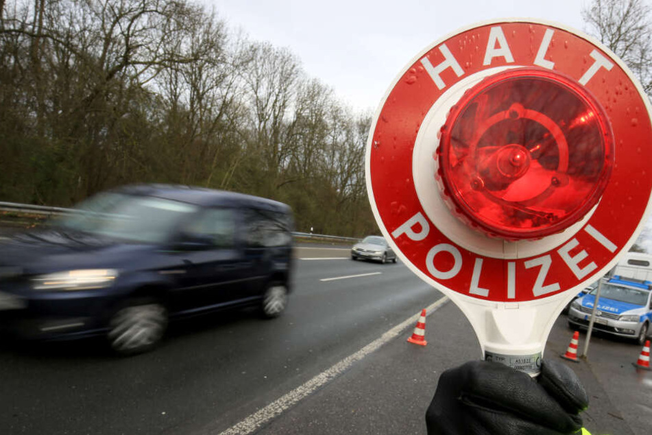 Die Bundesstraße wurde von der Polizei gesperrt (Symbolbild).