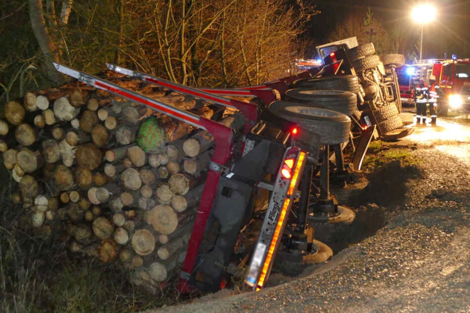 Bei Leinefelde-Worbis ist am Montagabend ein Holzlaster umgekippt.