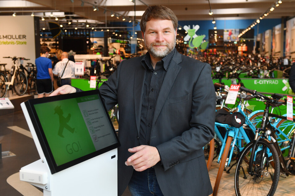Innovativ! Uwe Schröder (43) von der Firma eKiosk präsentiert den digitalen Türsteher.