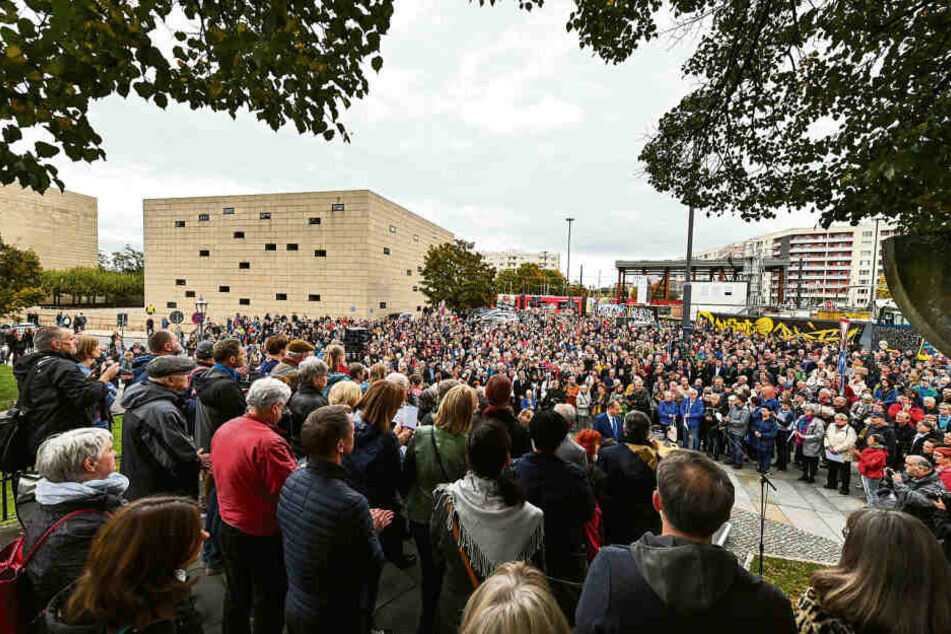 Hunderte Menschen kamen Freitagabend zur Dresdner Synagoge, um nach dem Anschlag von Halle ihre Solidarität zu bekunden.