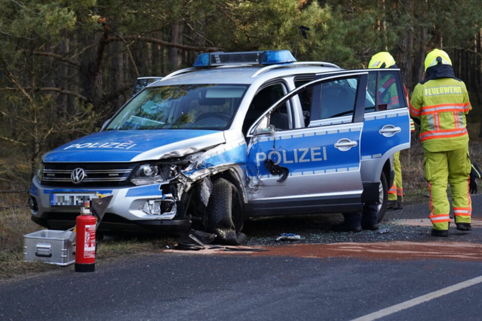 VW-Fahrer (22) gerät in Gegenverkehr und rammt Polizeiauto: Beamter verletzt