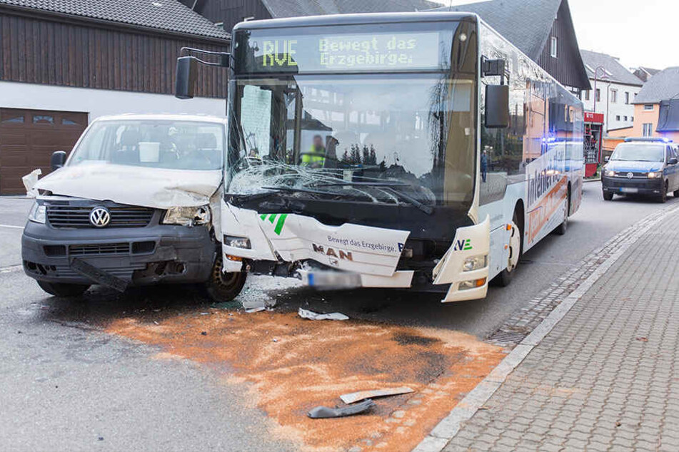 Ein Linienbus krachte am Freitag in einen Transporter.