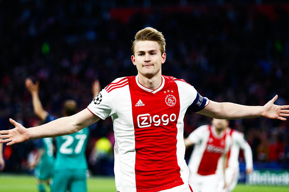 Ajax-Kapitän Matthijs de Ligt soll weiterhin beim FC Barcelona ganz oben auf dem Wunschzettel stehen.
