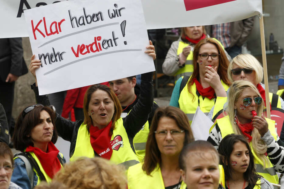 Mehrere Wochen lang streikten Mitarbeiter der Branche immer wieder, um für mehr Gehalt zu kämpfen.