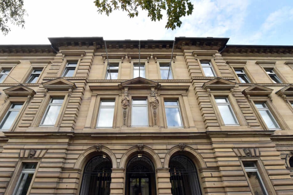Der 44-Jährige ist vor dem Landgericht Karlsruhe angeklagt.