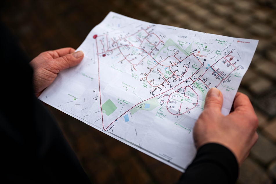 Der 44-Jährige zeigt einen Straßenplan seiner Heimatstadt Stade. Er ist durch jede öffentliche Straße gejoggt.