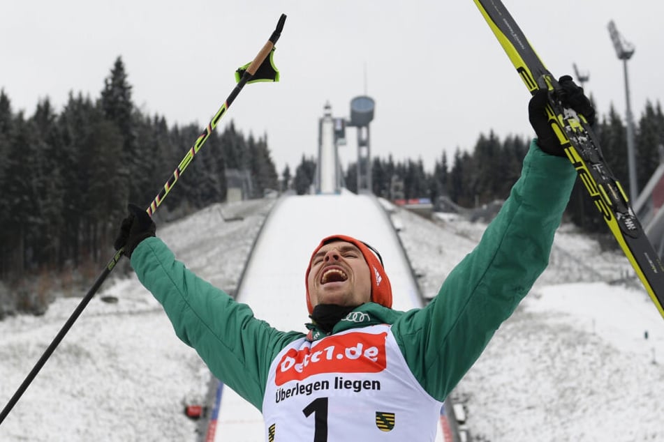 Fabian Rießle bejubelt seinen Sieg 2018 in Klingenthal.