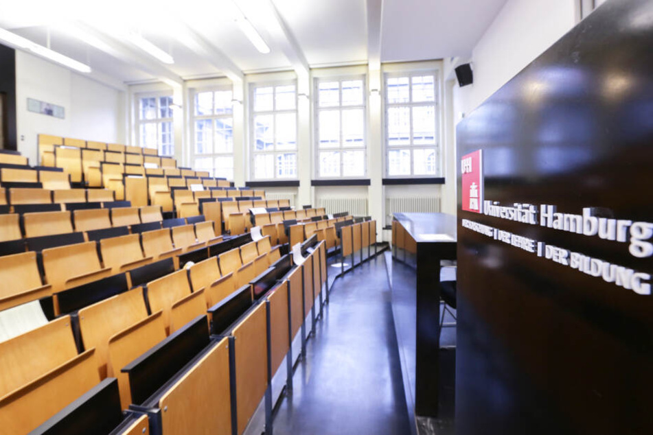 Blick in einen leeren Hörsaal an der Uni Hamburg.