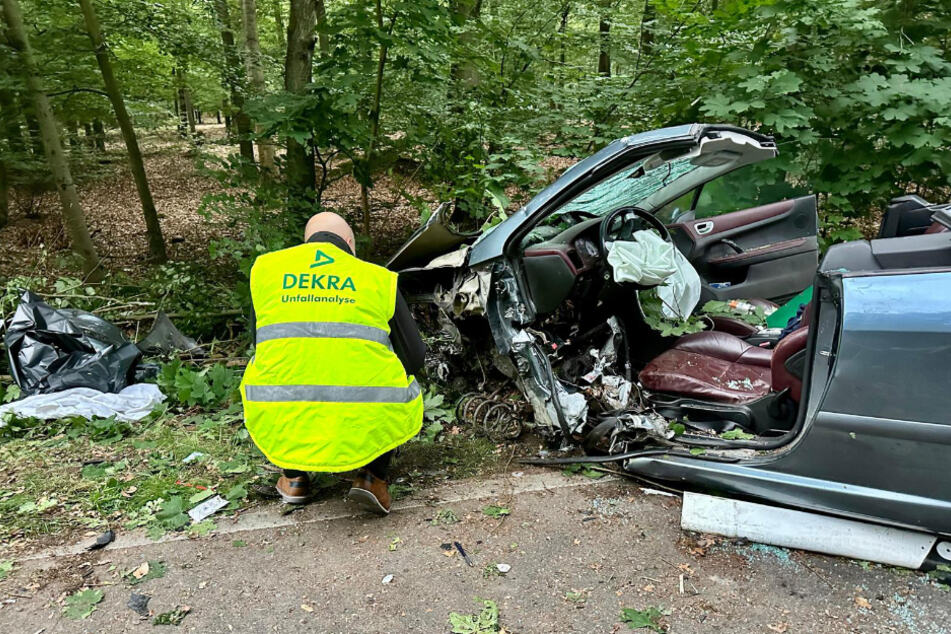 Tragischer Unfall bei Neuruppin: Cabrio-Fahrer kracht gegen Baum und stirbt
