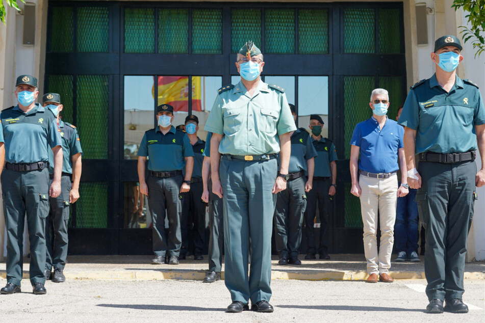 Mitglieder der Guardia Civil legen in Sevilla eine Schweigeminute ein. Im von der Corona-Pandemie schwer betroffenen Spanien hat eine zehntägige Staatstrauer für die gut 27.000 Todesopfer der Pandemie begonnen. Der Beginn der Ehrung wurde am Mittwoch um zwölf Uhr mittags von einer Schweigeminute im ganzen Land begleitet.