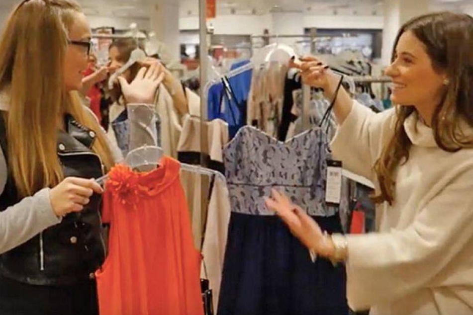 Tanja, Style-Bloggerin und Fashion-Expertin (re.) stand Melanie E. (li.) bei der richtigen Outfitwahl für ihre kleine Schwester zur Seite.