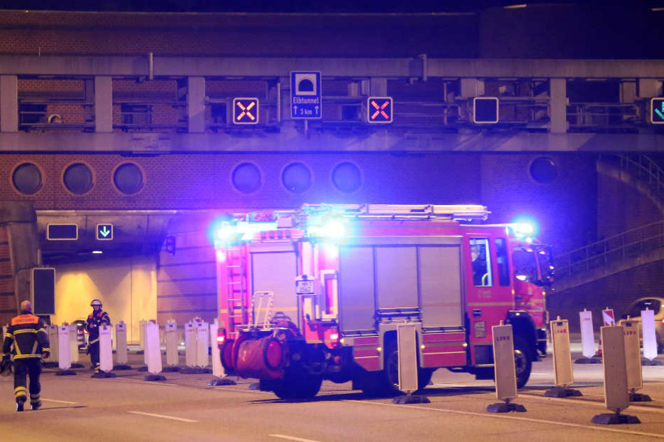 Feuerwehr und Polizei sperrten den Elbtunnel während der Löscharbeiten komplett.