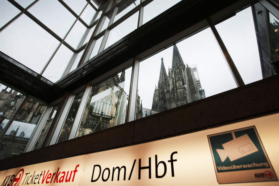 Vor einem Café am Kölner Hauptbahnhof wurde der Tatverdächtige festgenommen.