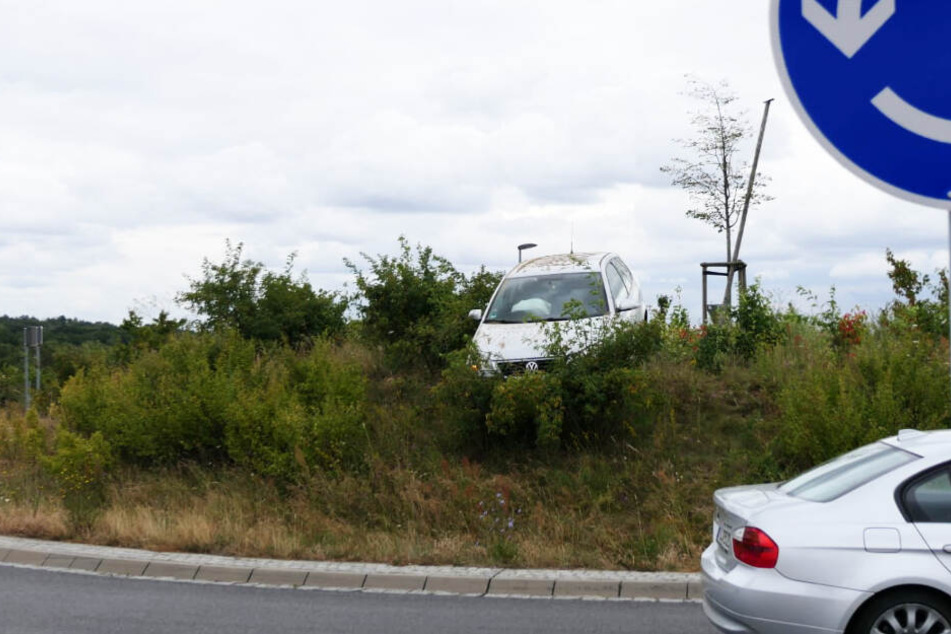 Der Polo kam auf dem Grünstreifen inmitten des Kreisverkehrs zum Stehen.