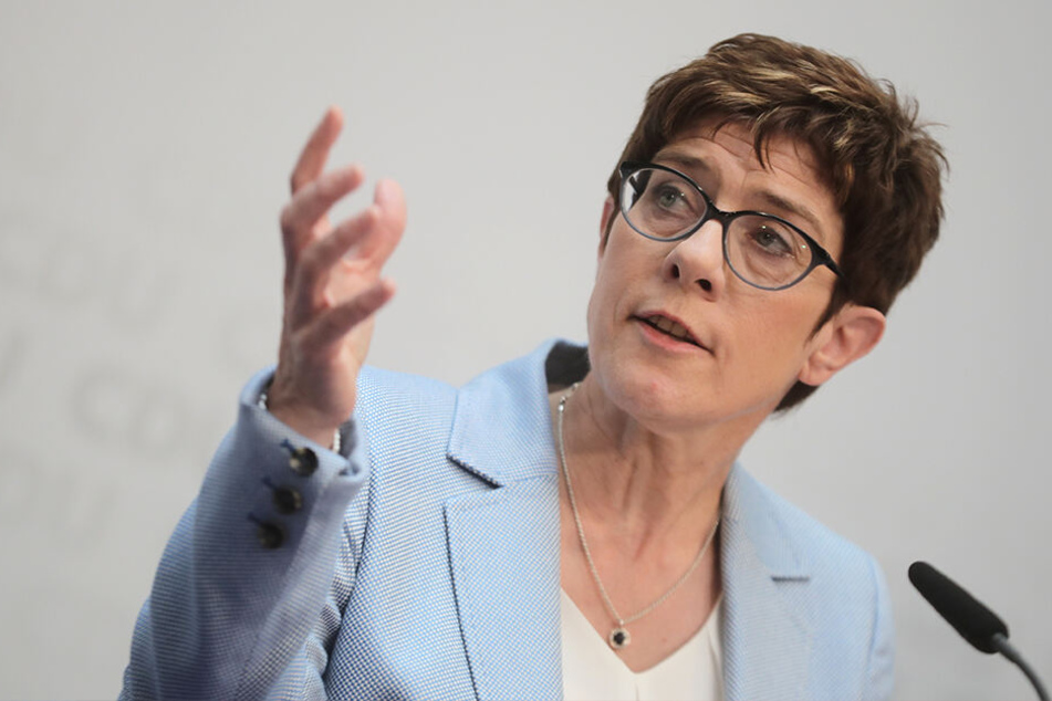 Annegret Kramp-Karrenbauer, CDU-Parteivorsitzende, äußert sich am Wahlsonntag auf einer Pressekonferenz der Union zum Ergebnis der Europawahl.