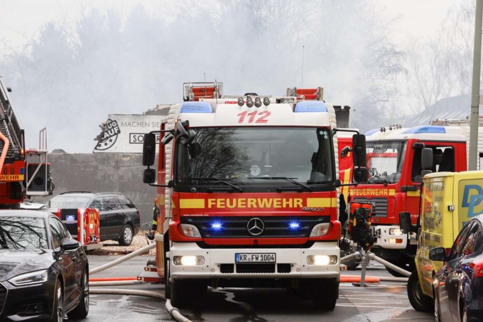 Die Löscheinheiten sind mit einem Großaufgebot vor Ort.