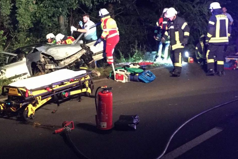 Die Einsatzkräfte am Unfallort bei Kerpen.