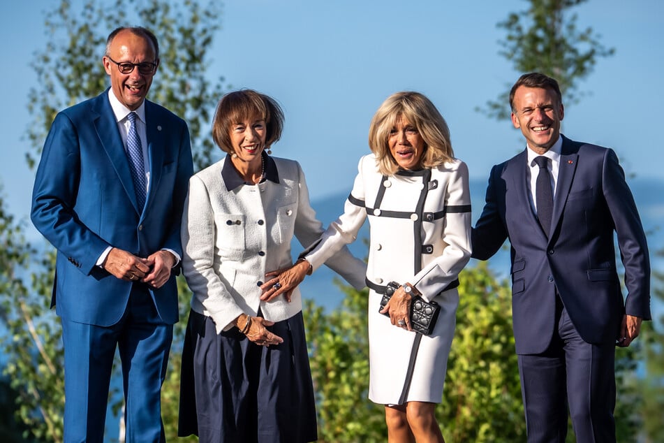 Kanzler Friedrich Merz und seine Charlotte (65) hatten mit den Macrons sichtlich Spaß.