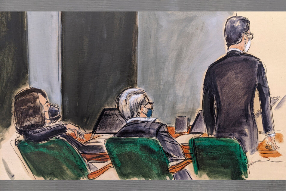 Diese Skizze des Gerichtssaals zeigt Ghislaine Maxwell (60,l) und ihre Verteidigerin Bobbi Sternheim (M), die zuhören, wie der Verteidiger Christian Everdell das Gericht auf die Frage eines Geschworenen während ihres Prozesses wegen Sexhandels anspricht.