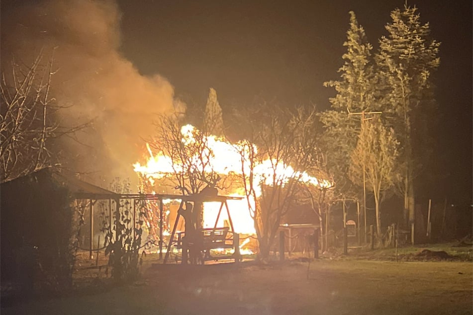 Beim Eintreffen der Polizei brannte die Gartenlaube bereits nahezu vollständig.