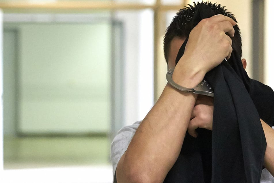 Der 29-jährige Angeklagte aus Leipzig soll im September 2017 eine Niederländerin (21) im Toilettenhäuschen eines Campingplatzes in Rheinland-Pfalz vergewaltigt haben.
