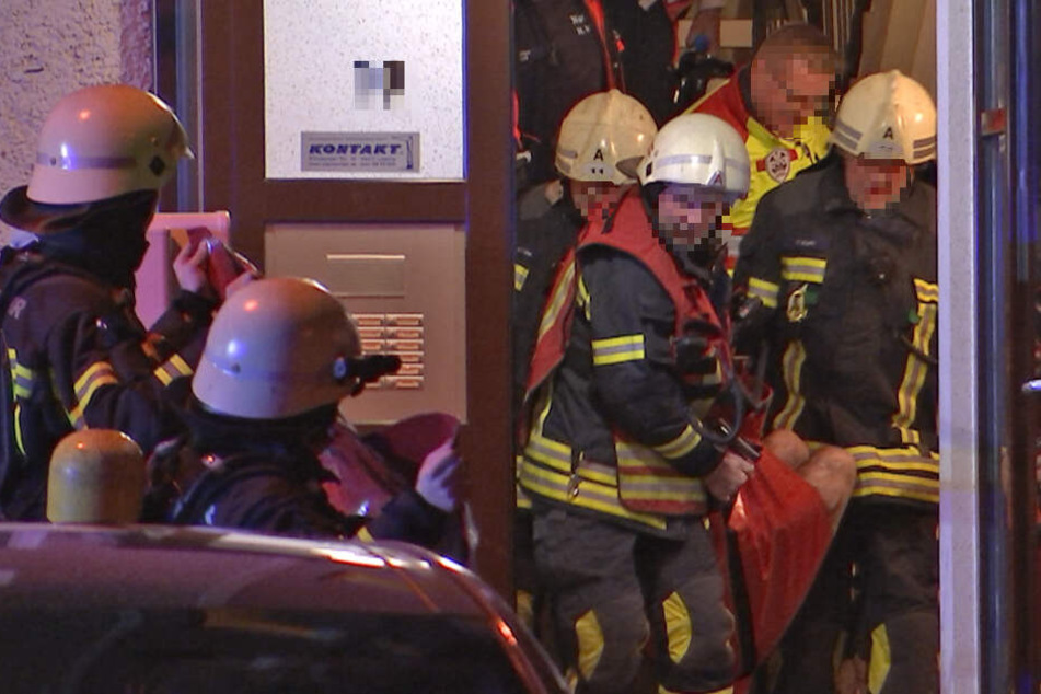 Der schwerverletzte Mann wurde durch Kameraden der Feuerwehr nach unten getragen.