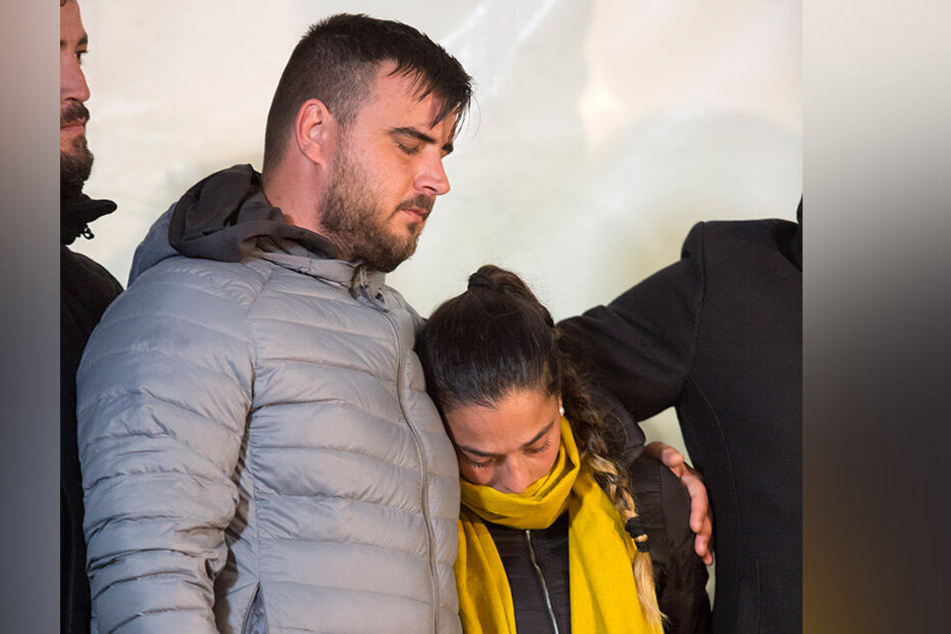 Jose Rosello (l.) und Vicky Garcia (M.) müssen nun auch um ihr zweites Kind trauern.