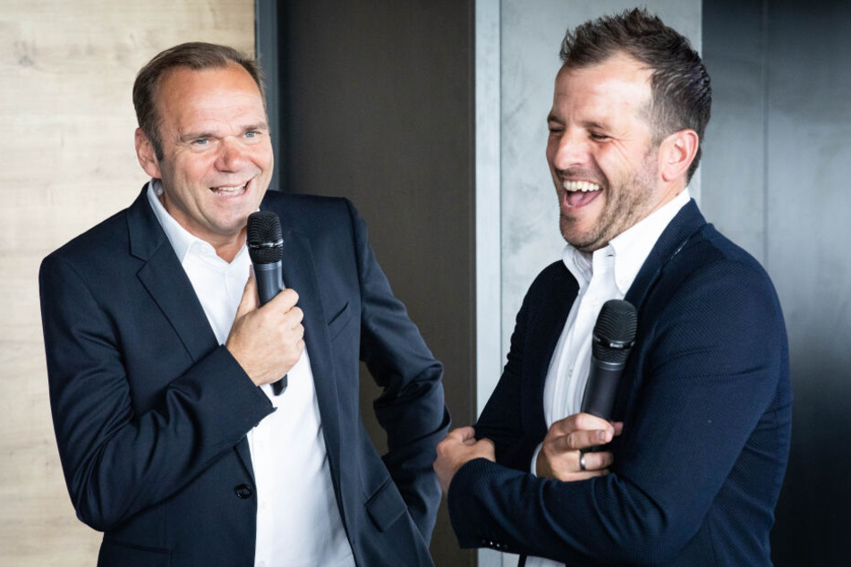 Der Ex-HSV-Spieler Rafael van der Vaart und Bernd Hoffmann (links), Vorstandsvorsitzender HSV Fußball AG, unterhalten sich bei einem Pressegespräch.