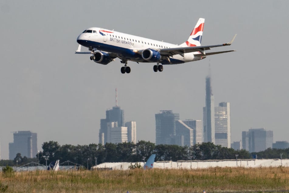 Auf einem Flug von England nach Brasilien hatte Peter Nelson (46) die Stewardess Sima Patel-Pryke rassistisch beleidigt.