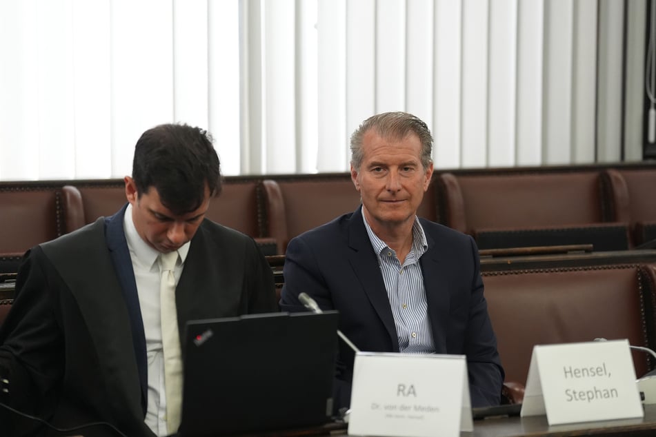 Stephan Hensel (52) mit seinem Anwalt Dr. Philip von der Meden vor dem Hamburger Landgericht.