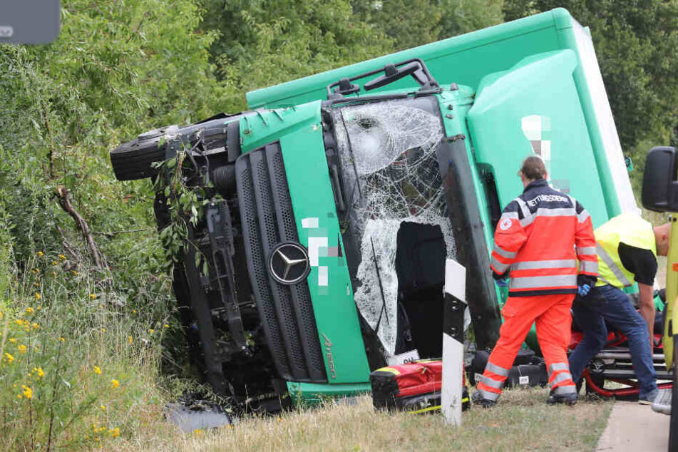 Der Fahrer wurde verletzt geborgen und in eine Klinik gebracht.