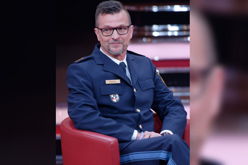 Der Polizist Stefan Pfeiffer sitzt beim RTL Jahresrückblick "2019! Menschen, Bilder, Emotionen" im Studio.