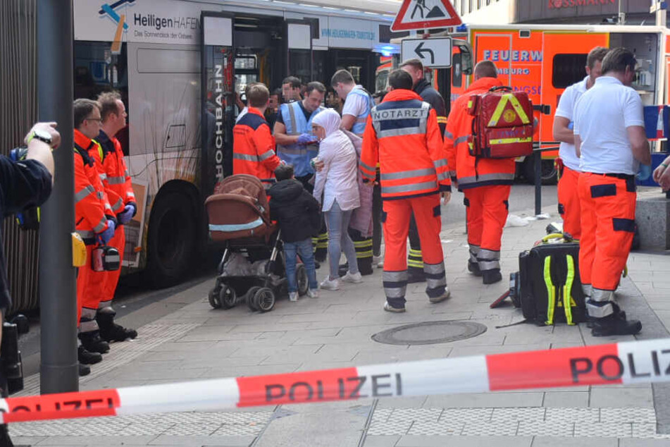 Rettungskräfte versorgen die verletzten Fahrgäste am Gänsemarkt.
