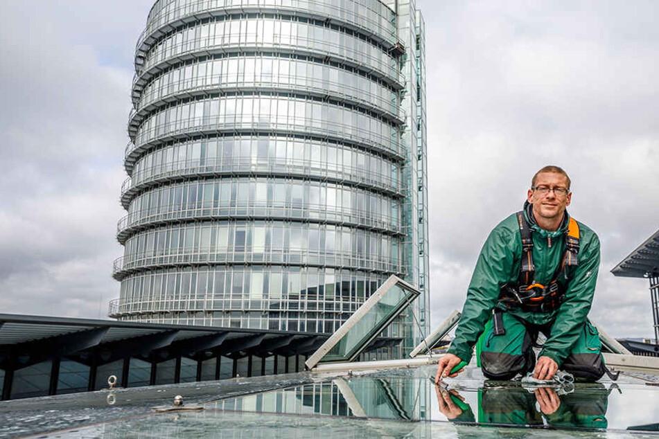 Andreas Raimann (35, Glas- und Gebäudereiniger) putzt die Fenster auf dem Dach des World Trade Center (WTC).
